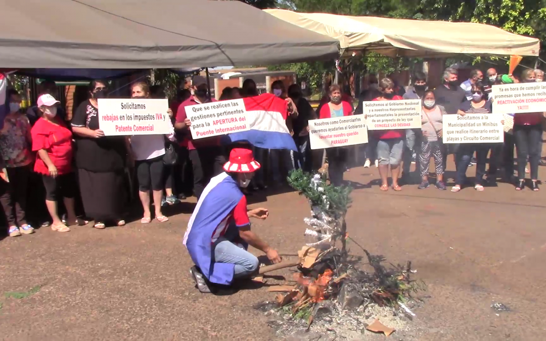Queman arbolitos de navidad como medida de protesta en el sur del país