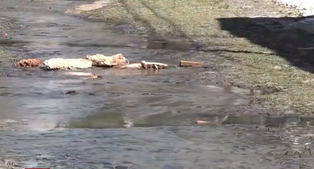 Vecinos están cansados de caminar sobre líquidos cloacales