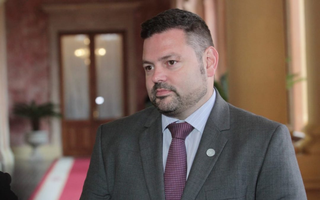 Tras escandaloso acuerdo, Sergio Coscia presenta renuncia