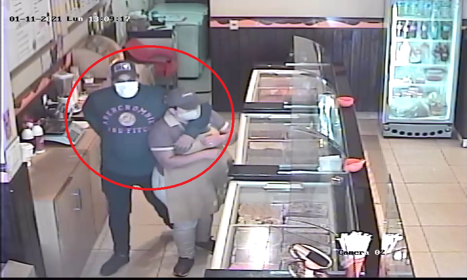 Sin arma y con astucia un hombre asaltó una heladería