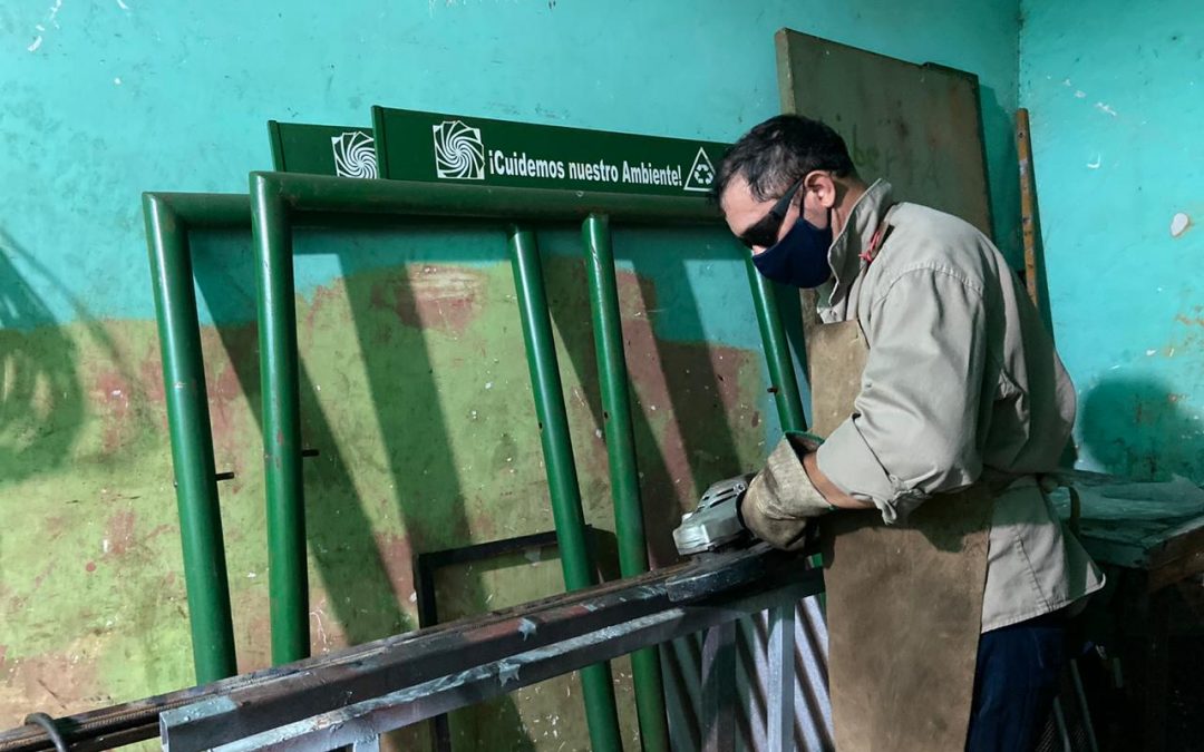 Con ganas de superarse, don Arnaldo lidera un taller de herrería en prisión