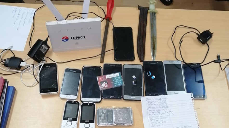 En sorpresiva requisa, confiscan celulares, armas blancas y router wifi