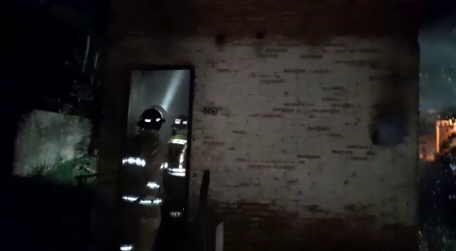 Llamas provocadas por una falla eléctrica, dejaron a un hombre sin sus pertenencias