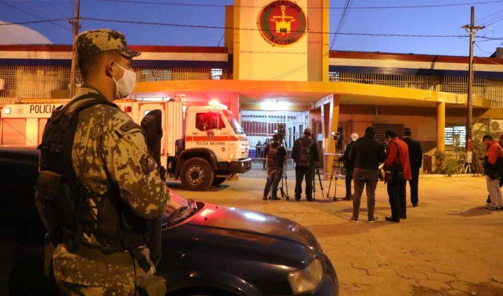 Presos en Tacumbú se enfrentaron con armas blancas, uno de ellos terminó muerto