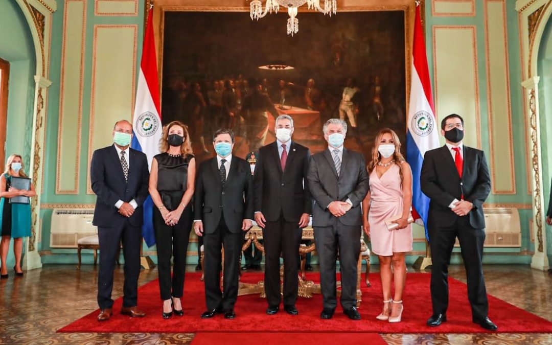 Mario Abdo toma juramento a nuevos ministros