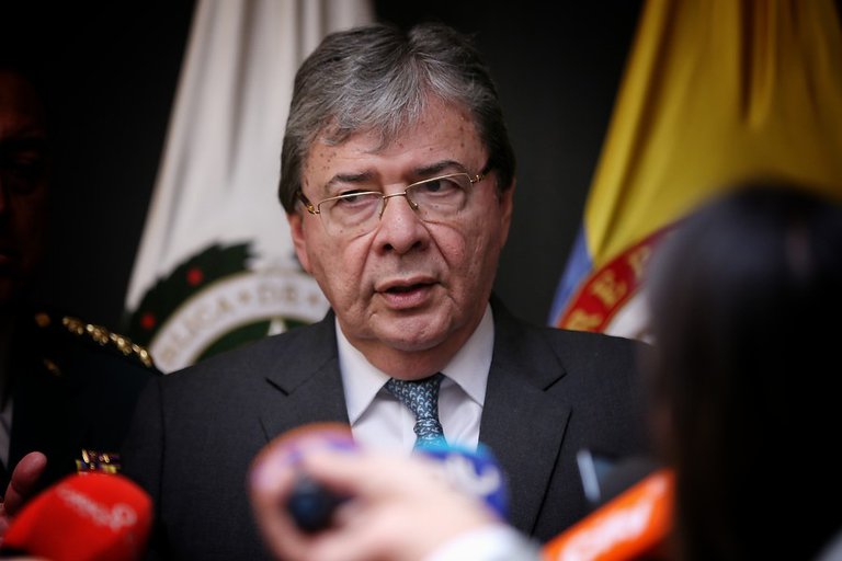 Ministro de Defensa colombiano fallece por Covid-19