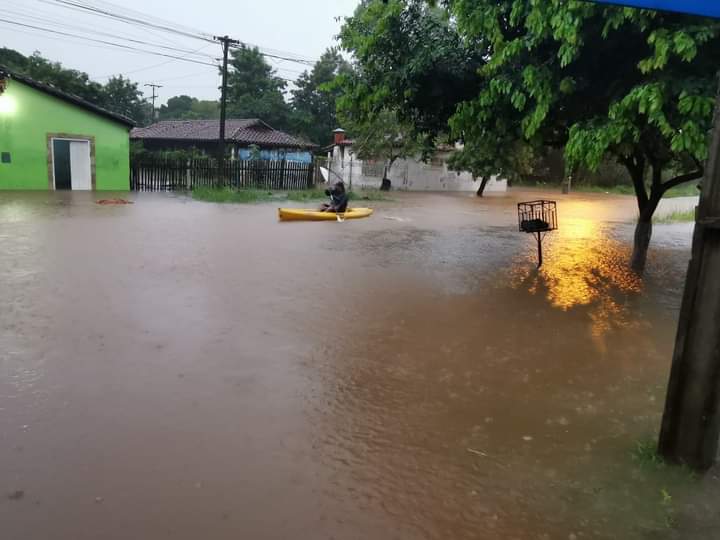 Amanecen inundadas las calles de Coronel Oviedo