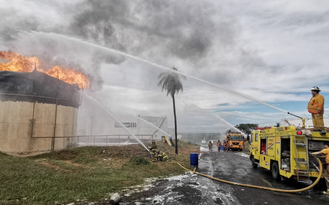 Incendio en Petropar: seguirán trabajando como mínimo, un día más