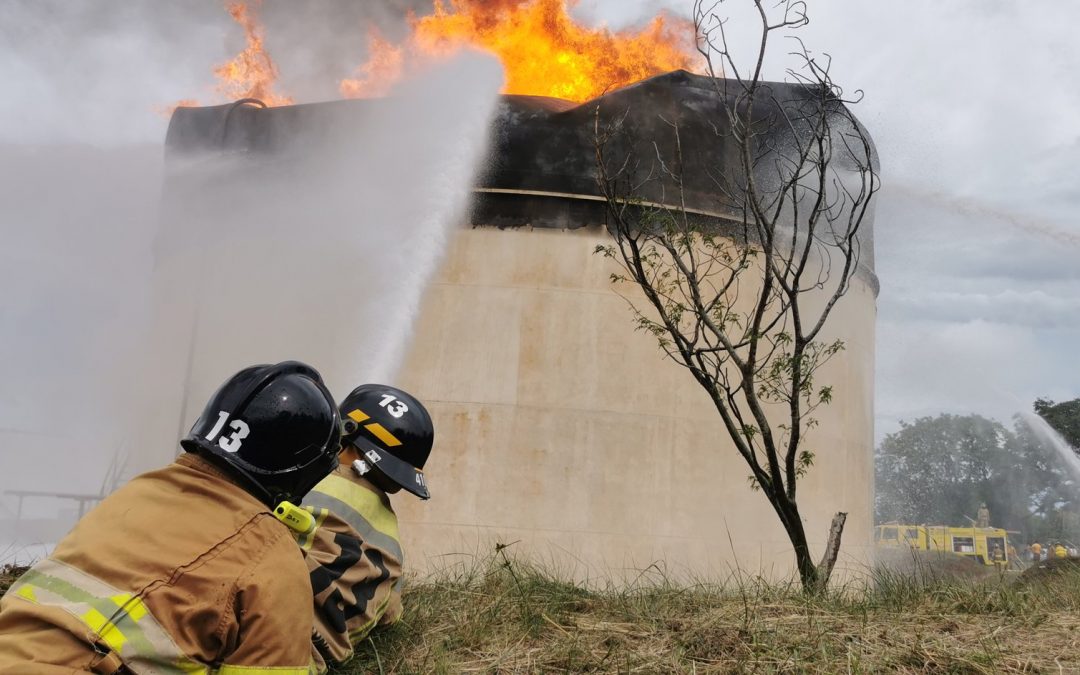 Bomberos apagan incendio en planta central de Petropar
