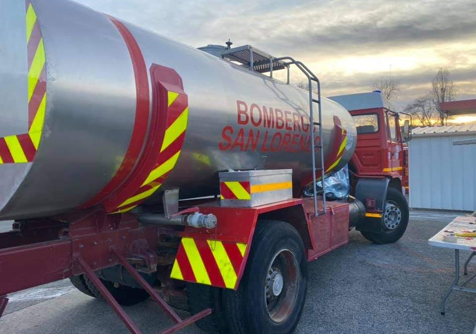 Bomberos reciben un camión donado, pero deben pagar el transporte