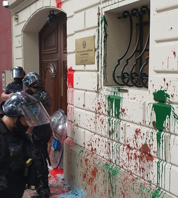 Argentina: manifestantes causan daños en embajada paraguaya