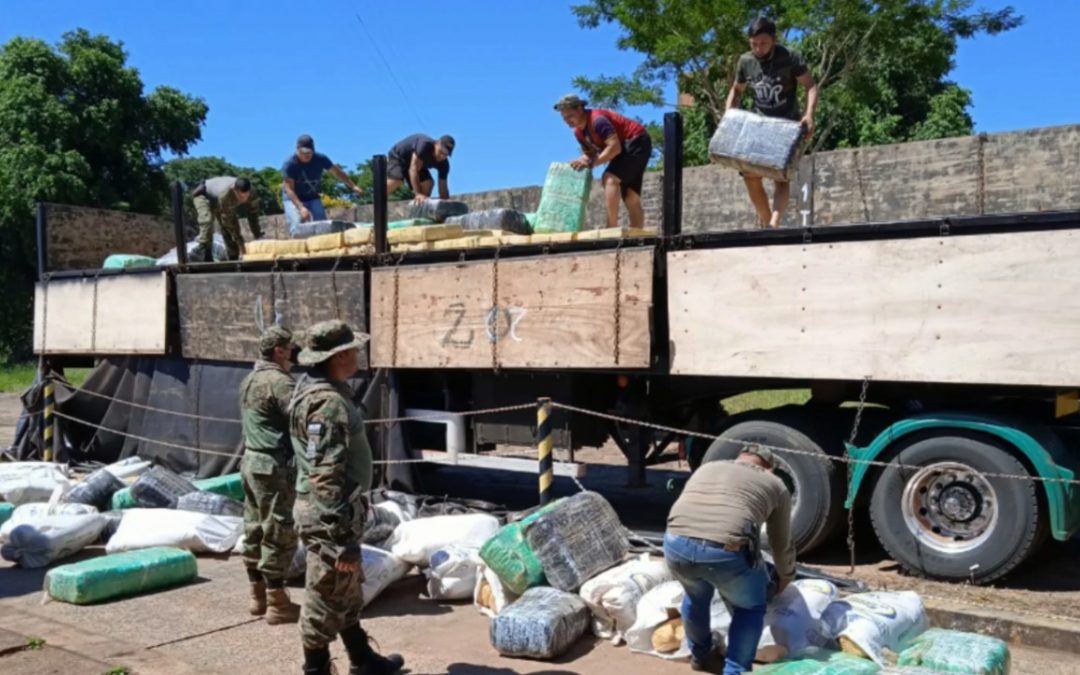 Tractocamión con más de 15 mil kilos de marihuana