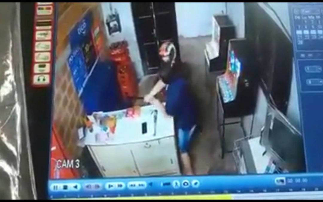 Comerciante forcejeó con asaltante y evitó robo