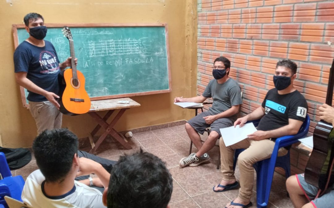 Dos internos, maestros de guitarra, forjan nuevos músicos dentro de la cárcel