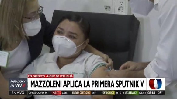Miriam Arrúa recibe la primera dosis de la Sputnik V en el Hospital de Itauguá