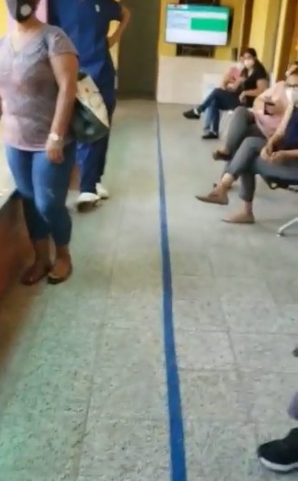 Médica reclamó a personal de salud que fue a vacunarse al Hospital de Trinidad