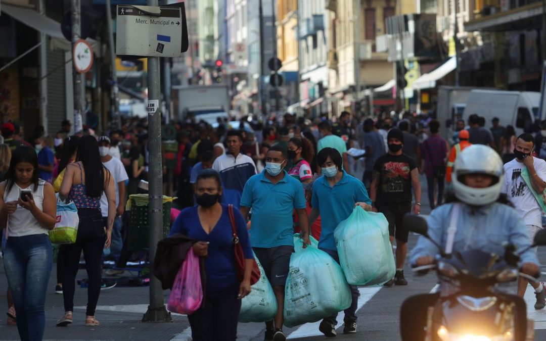 Récord de muertes y contagios por covid en Brasil