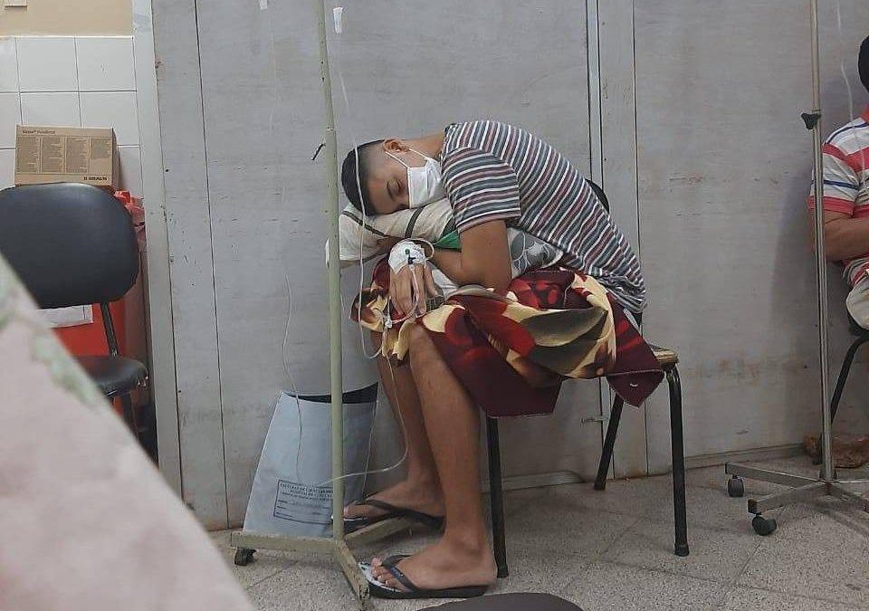 Triste realidad: enfermos atendidos en los pasillos