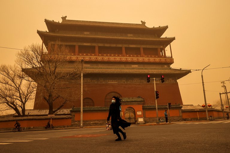 Tormenta de arena y contaminación golpean a Beijing