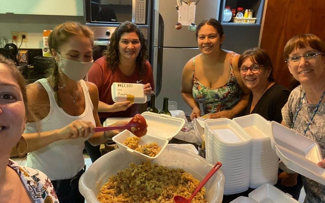 Personas solidarias preparan almuerzos para familiares de internados por covid-19