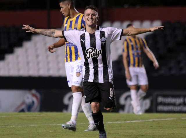 Libertad consigue una victoria más y asume el liderazgo de la tabla