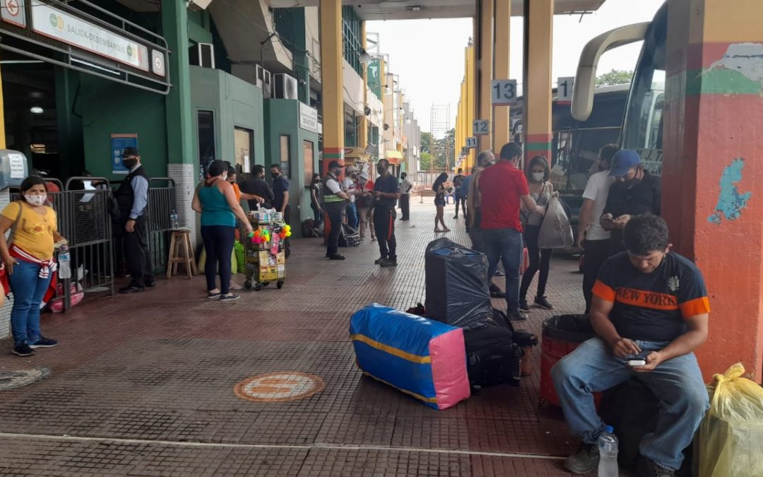 Viajeros se adelantan a nuevas restricciones y van rumbo al interior