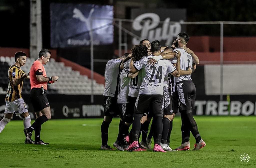 Libertad lidera pero no se aleja de los escoltas