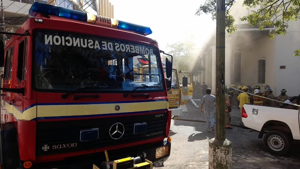 Bomberos controlan principio de incendio en Catedral de Asunción