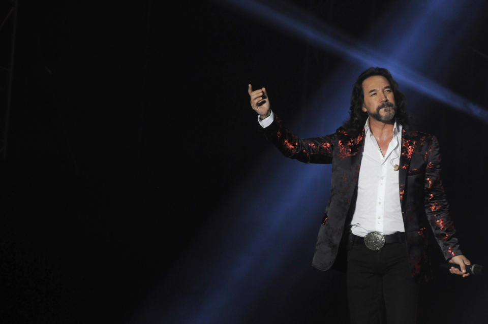 Antes de tomar el camino de la música, Marco Antonio Solís reveló que quiso ser sacerdote
