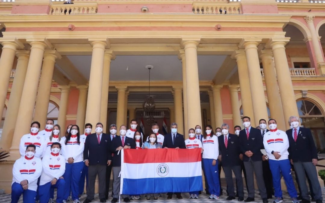 Atletas que competirán en los JJOO recibieron la bandera tricolor de la mano de Abdo