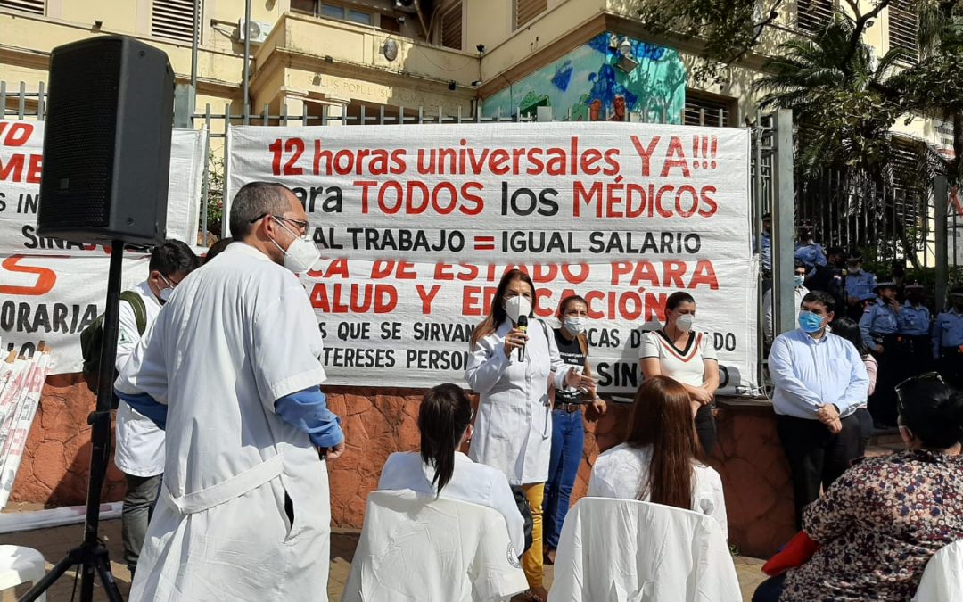 Médicos se manifiestan exigiendo igualdad en carga horaria