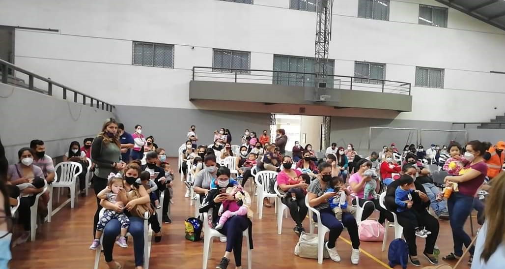 Vacunación a lactantes menores de 35 años aún no está estipulada, dice Salud