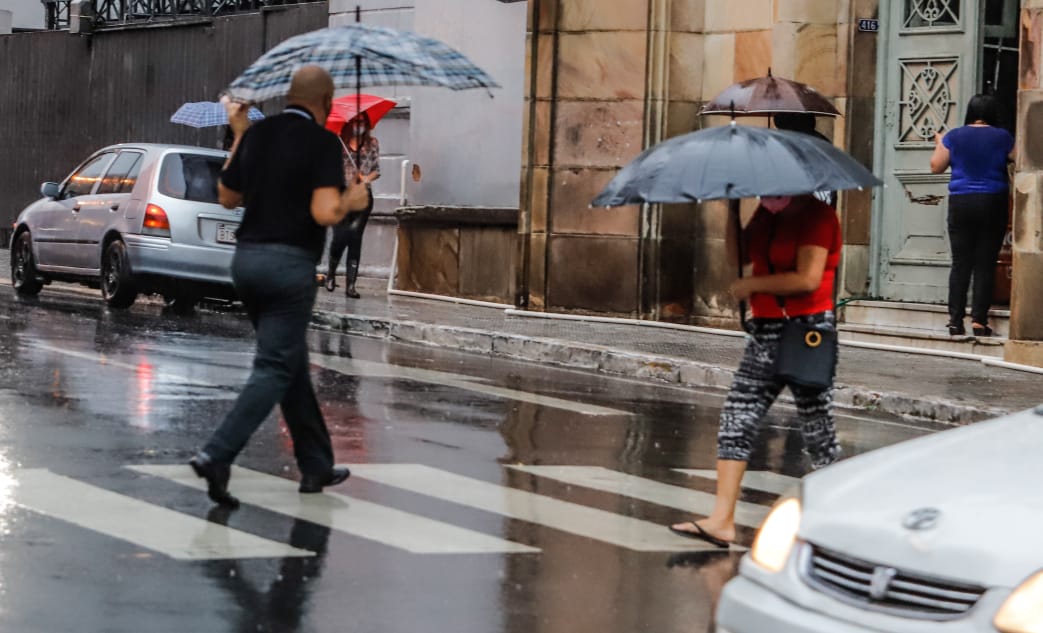 Frente frío y ocasionales tormentas eléctricas, anuncia Meteorología