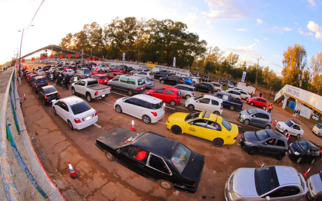 Vacunación: instan a jóvenes a llevar a adultos que aún no se inmunizaron