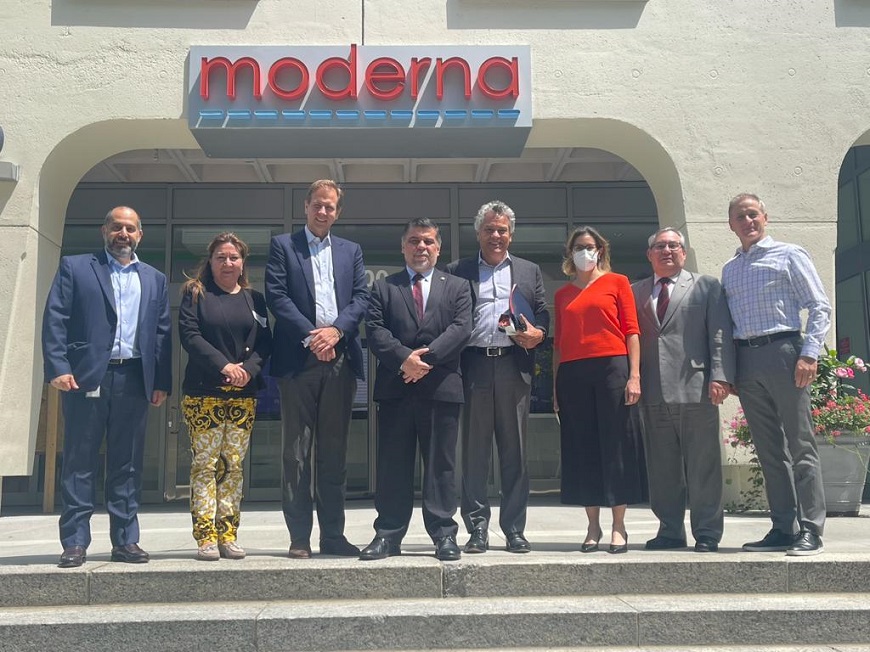 Gobierno firma contrato por dos millones de dosis con laboratorio Moderna