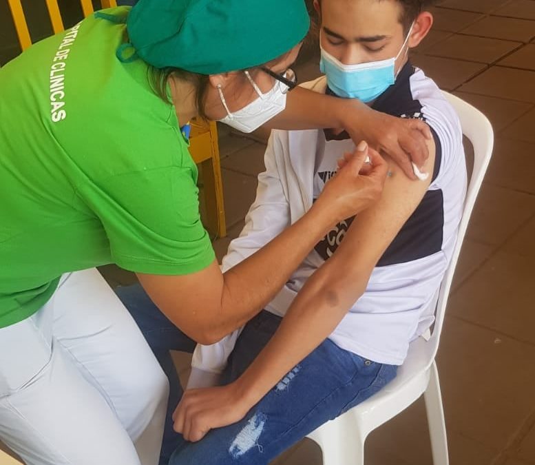 Exitosa jornada de vacunación a adolescentes con patologías de base