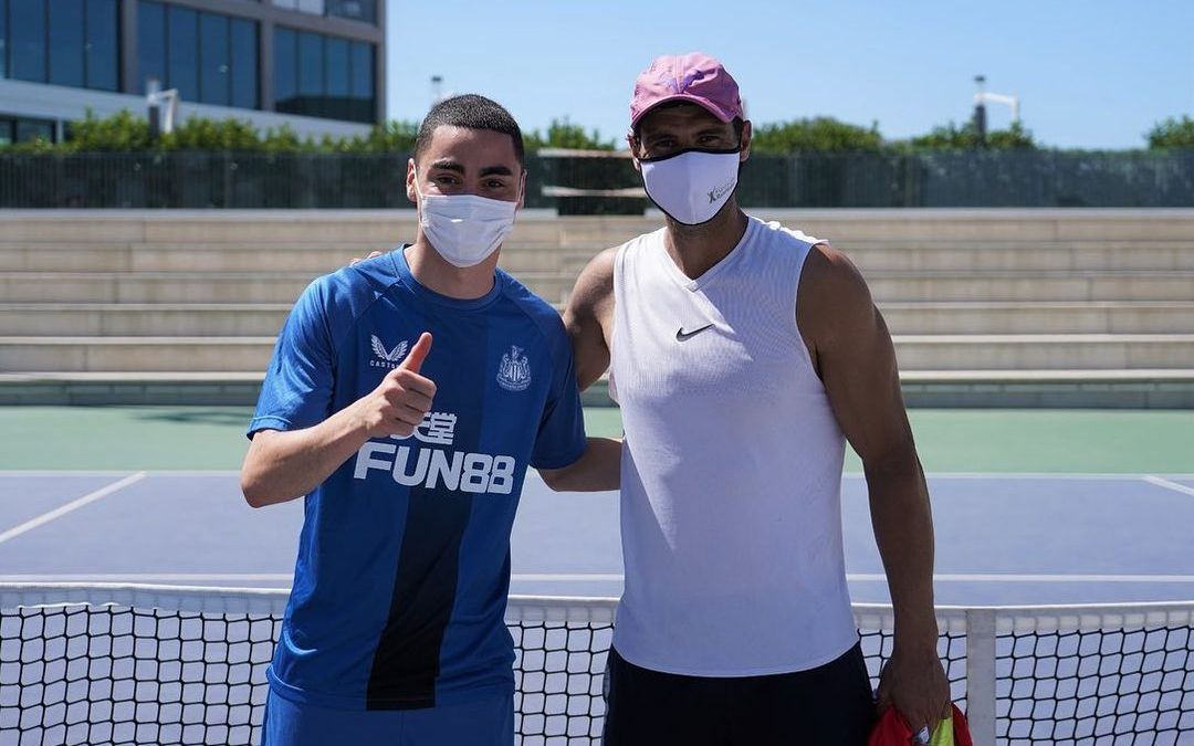 Miguel Almirón visita a Rafael Nadal con un regalo