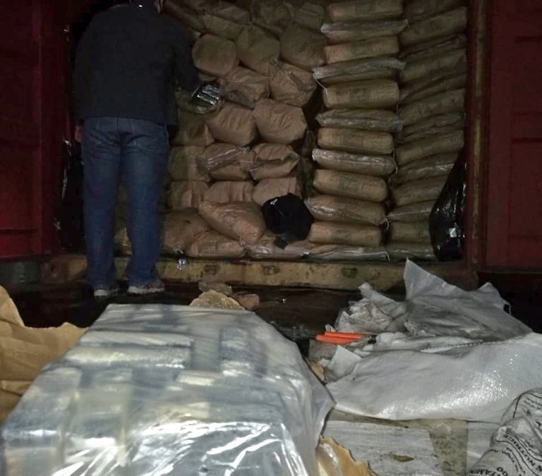 Hallan depósito de cargamento de droga en Fernando de la Mora