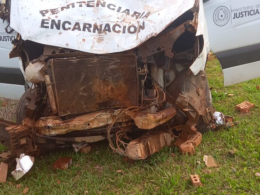 Choque frontal involucra a vehículo penitenciario y deja una mujer fallecida