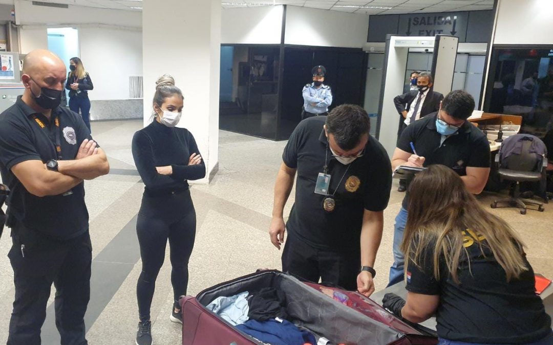 Mujer que pretendía llevar cocaína en su maleta a España fue imputada