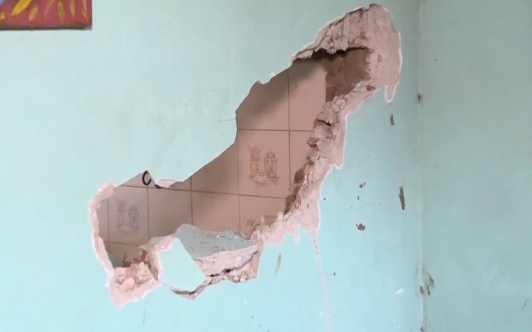 Desplome de grúa sobre vivienda dejó grandes daños