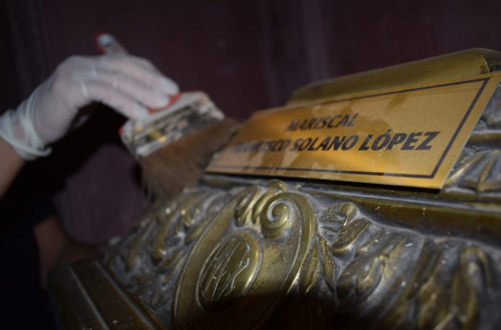 Restauradores limpian urnas de los héroes patrios