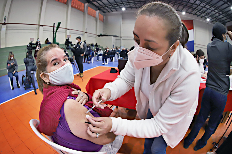 Primeras dosis anticovid: hasta hoy vacunan a personas con 20 años y más