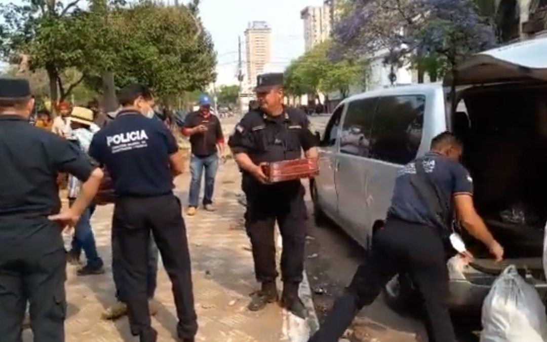 Tras incidentes, Policía entregó agua y alimentos a nativos y campesinos