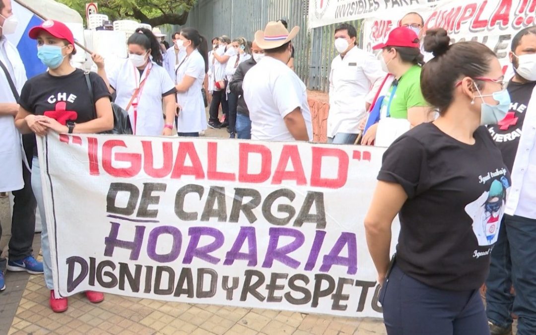 Ajuste salarial y carrera sanitaria, propuestas del Gobierno para médicos