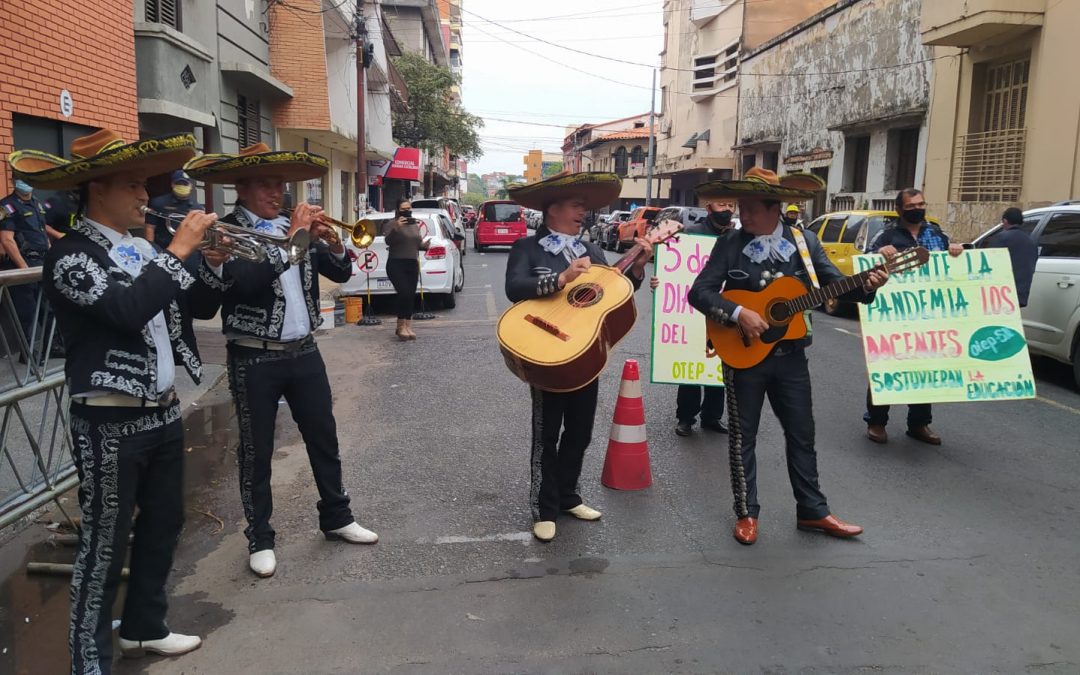 Serenata y paro de educadores en el marco del “Día Mundial del docente”