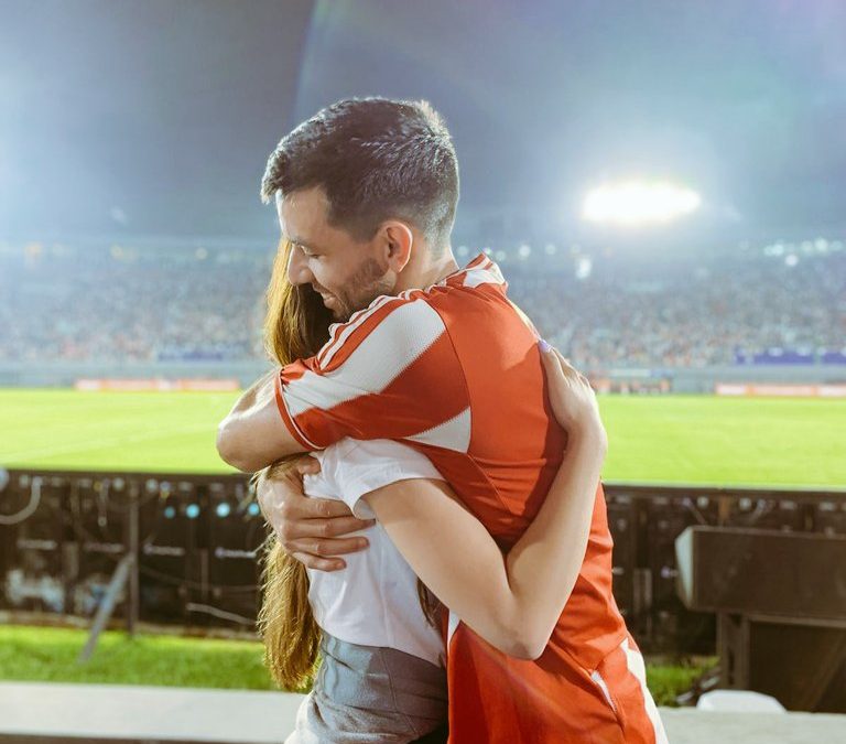 7 meses de noviazgo, apasionados por el fútbol y se casan a fin de año