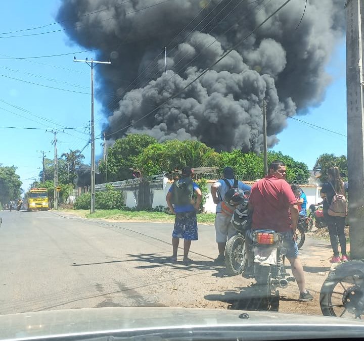 Incendio consume fábrica de isopor en Villa Elisa