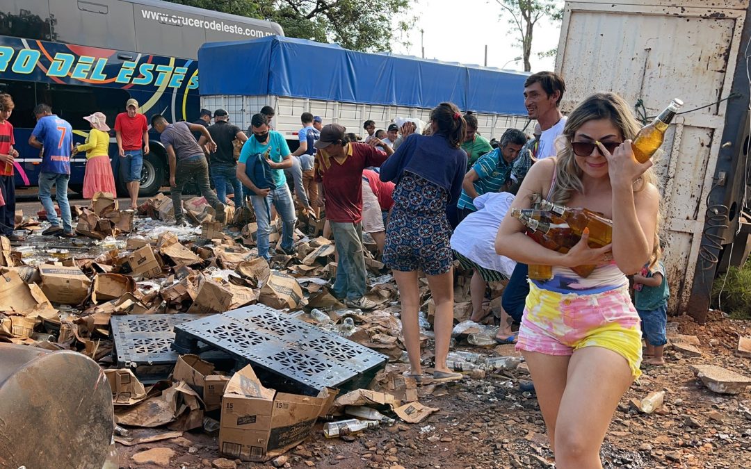 Coronel Oviedo: Camión con cervezas volcó y la gente aprovechó para robarlas