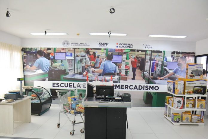 Para formar y calificar mano de obra, inauguran primera escuela supermercadista